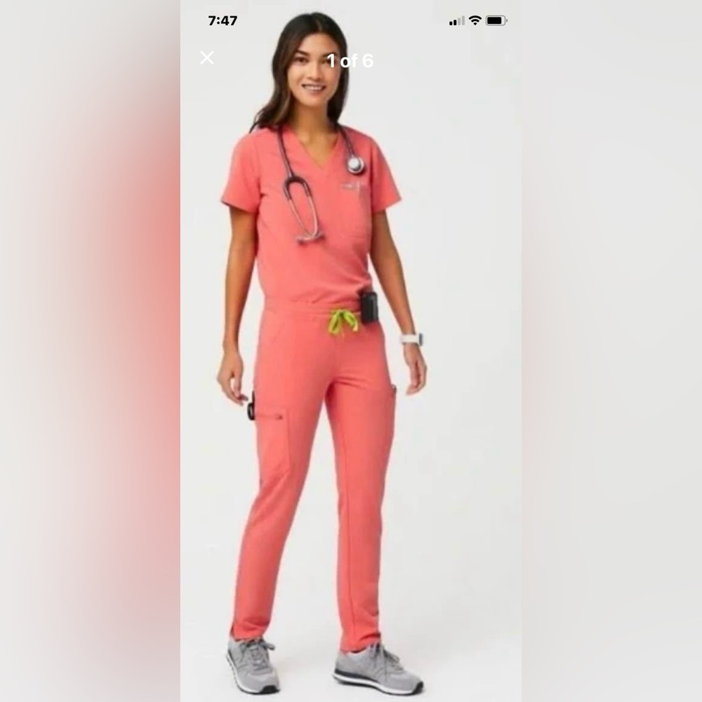 Figs Women's Coral Scrub Set
